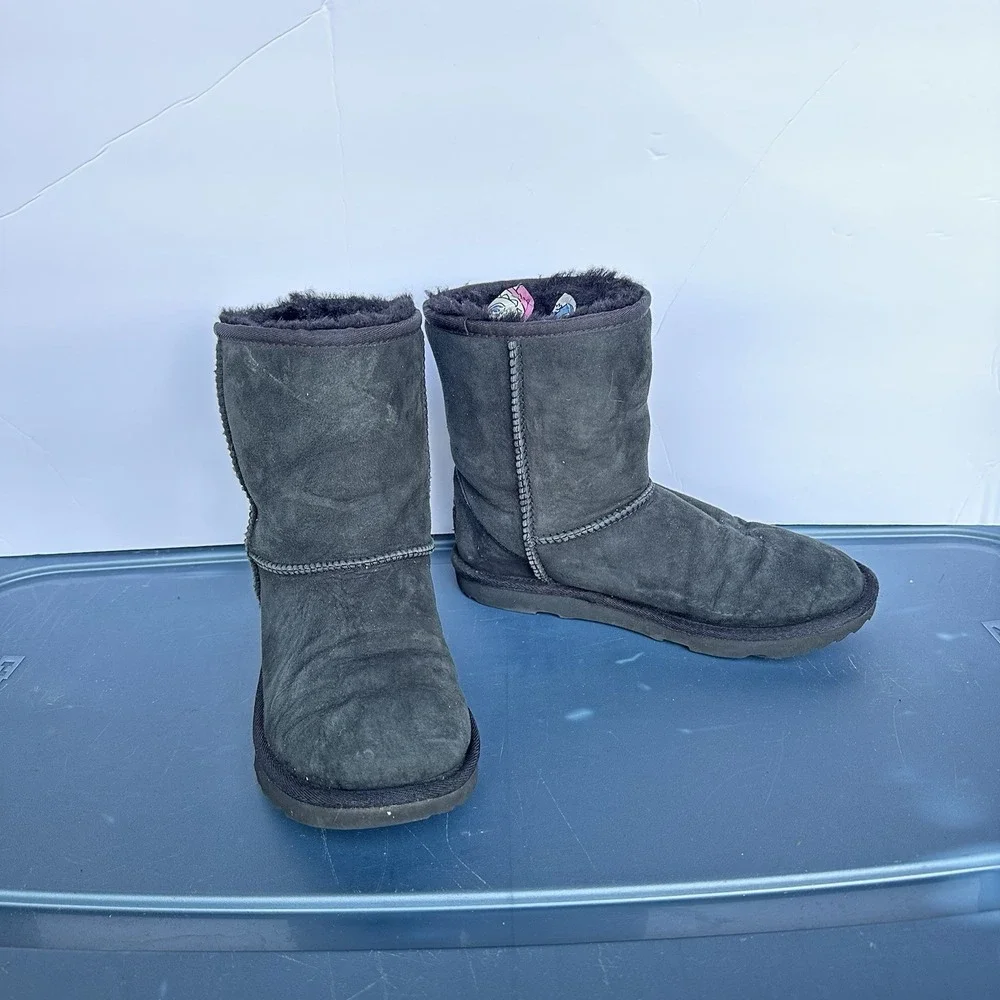 UGG Kids Classic II Boots Size 5 US – Black Sheepskin Suede – Good Condition